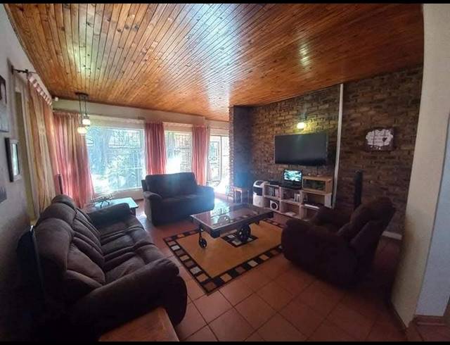 3 BEDROOM HOUSE FOR SALE IN VANDERBIJLPARK SW 2